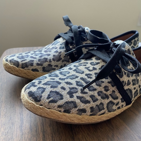 [ Sold ] NWOT Animal Print Lace-Up Shoes - Picture 4 of 8